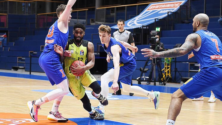 Basketball, 1. Bundesliga, Saison 2020 2021, 32. Spieltag, SYNTAINICS MBC (Mitteldeutscher Basketball Club Weissenfels) vs. medi bayreuth (02.05.2021) Zweikampf um den Ball zwischen Robin Danes (MBC Weissenfels, Rueckennummer Nummer 18), Lazeric Jones (medi Bayreuth, Rueckennummer 12), Philipp Hartwich (MBC Weissenfels, Rueckennummer Nummer 15) und Sergio Kerusch (MBC Weissenfels, Rueckennummer Nummer 7) (re.) beim Spiel Weißenfels gegen Bayreuth (02.05.2021) Weißenfels Sachsen-Anhalt Deutschland Stadthalle Weißenfels