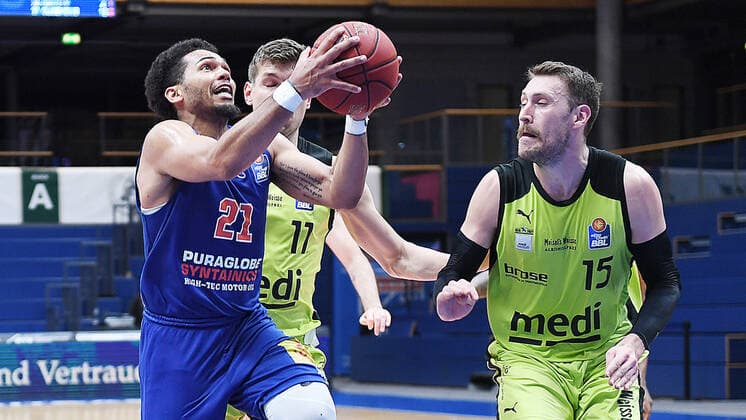 Basketball, 1. Bundesliga, Saison 2020 2021, 32. Spieltag, SYNTAINICS MBC (Mitteldeutscher Basketball Club Weissenfels) vs. medi bayreuth (02.05.2021) Quinton Hooker (MBC Weissenfels, Rueckennummer Nummer 21) am Ball gegen Andreas Seiferth (medi Bayreuth, Rueckennummer 11) und Matthew Tiby (medi Bayreuth, Rueckennummer 15) beim Spiel Weißenfels gegen Bayreuth (02.05.2021) Weißenfels Sachsen-Anhalt Deutschland Stadthalle Weißenfels
