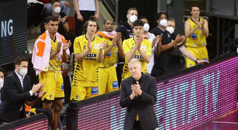Ludwigsburg , Basketball easyCredit BBL Bundesliga , MHP RIESEN Ludwigsburg vs. Telekom Baskets Bonn , Jubel Riesen , vorne: Trainer John Patrick