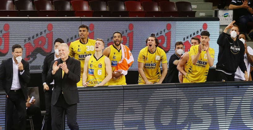 Ludwigsburg , Basketball easyCredit BBL Bundesliga , MHP RIESEN Ludwigsburg vs. Telekom Baskets Bonn , Jubel Riesen , vorne: Trainer John Patrick