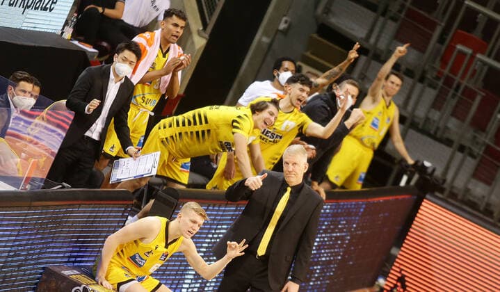 Ludwigsburg , Basketball easyCredit BBL Bundesliga , MHP RIESEN Ludwigsburg vs. Telekom Baskets Bonn , Jubel Riesen , vorne: Trainer John Patrick