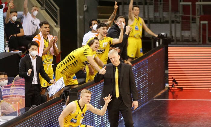 Ludwigsburg , Basketball easyCredit BBL Bundesliga , MHP RIESEN Ludwigsburg vs. Telekom Baskets Bonn , Jubel Riesen , vorne: Trainer John Patrick