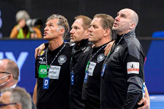 Stuttgart, Deutschland 02. Mail 2021: Herren EHF EM 2022 Qualifikation, Deutschland vs. Estland v.li. Physio PeterGräschus (Deutschland), Torwarttrainer MAttias Andersson (Deutschland), Trainer Alfred Gislason (Deutschland), Co-Trainer Erik Wudtke (Deutschland) bei der Nationalhymne Stuttgart Porsche Arena Baden-Württemberg Deutschland