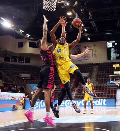 Yorman Polas Bartolo (Riesen, rechts) . MHP Riesen Ludwigsburg vs. Telekom Baskets Bonn . Basketball-Bundesliga 2020-2021. Ludwigsburg , GER, 02.05.2021,