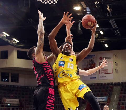 Yorman Polas Bartolo (Riesen, rechts) . MHP Riesen Ludwigsburg vs. Telekom Baskets Bonn . Basketball-Bundesliga 2020-2021. Ludwigsburg , GER, 02.05.2021,