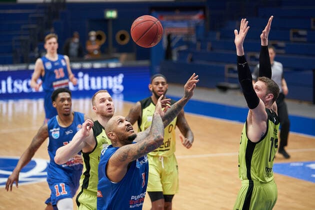 Syntainics MBC - Medi Bayreuth, Basketball, Bundesliga, Maenner, 2020 2021, 32. Spieltag, 02.05.2021, v.l.: Sergio Kerusch (MBC, 7), Matthew Tiby (bayreuth, 15). Syntainics MBC - Medi Bayreuth, Basketball, Bundesliga, Maenner, 2020 2021, 32. Spieltag, 02.05.2021, Weissenfels