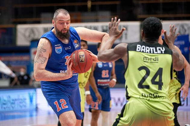 Syntainics MBC - Medi Bayreuth, Basketball, Bundesliga, Maenner, 2020 2021, 32. Spieltag, 02.05.2021, v.l.: Djordje Pantelic (MBC, 12), Frank Bartley (Bayreuth, 24). Syntainics MBC - Medi Bayreuth, Basketball, Bundesliga, Maenner, 2020 2021, 32. Spieltag, 02.05.2021, Weissenfels