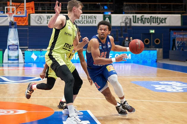 Syntainics MBC - Medi Bayreuth, Basketball, Bundesliga, Maenner, 2020 2021, 32. Spieltag, 02.05.2021, v.l.: Andreas Seiferth (Bayreuth, 11), Quinton Hooker (MBC, 21). Syntainics MBC - Medi Bayreuth, Basketball, Bundesliga, Maenner, 2020 2021, 32. Spieltag, 02.05.2021, Weissenfels