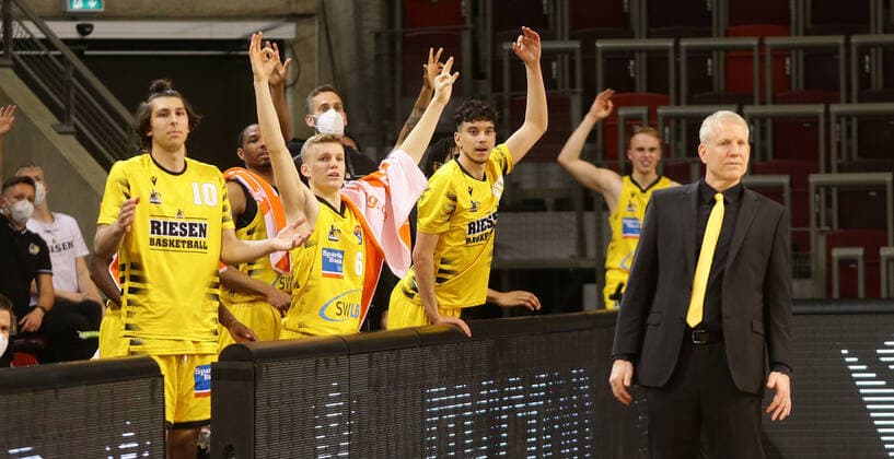 Ludwigsburg , Basketball easyCredit BBL Bundesliga , MHP RIESEN Ludwigsburg vs. Telekom Baskets Bonn , Jubel Riesen , vorne: Trainer John Patrick