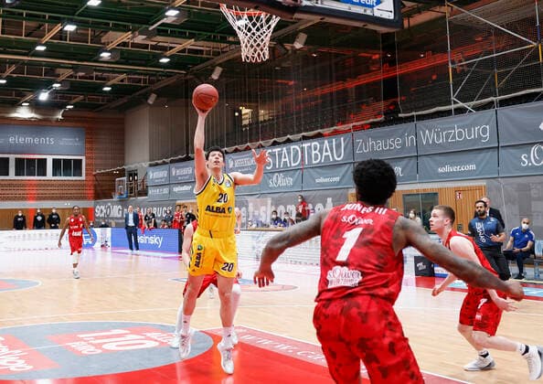02.05.2021, Basketball, BBL 2020 2021, 32. Spieltag, s.Oliver Wuerzburg - ALBA BERLIN, GER, Wuerzburg, s.Oliver Arena, Bild: v. li. Simone Fontecchio (ALBA BERLIN), Perry Jones III (s.Oliver Wuerzburg) und Nils Hassfurther (s.Oliver Wuerzburg) Copyright: HMBxMedia xHeikoxBecker