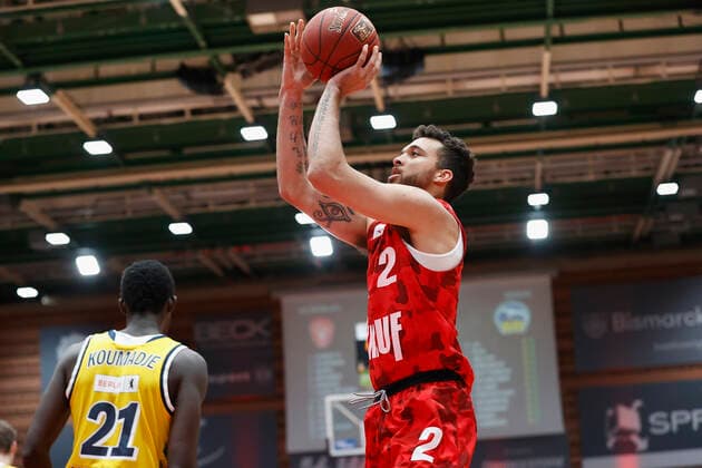 02.05.2021, Basketball, BBL 2020 2021, 32. Spieltag, s.Oliver Wuerzburg - ALBA BERLIN, GER, Wuerzburg, s.Oliver Arena, Bild: v. li. Christ Koumadje (ALBA BERLIN) und Brekkott Chapman (s.Oliver Wuerzburg) Copyright: HMBxMedia xHeikoxBecker