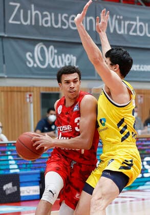 02.05.2021, Basketball, BBL 2020 2021, 32. Spieltag, s.Oliver Wuerzburg - ALBA BERLIN, GER, Wuerzburg, s.Oliver Arena, Bild: v. li. Tyson Ward (s.Oliver Wuerzburg) und Simone Fontecchio (ALBA BERLIN) Copyright: HMBxMedia xHeikoxBecker