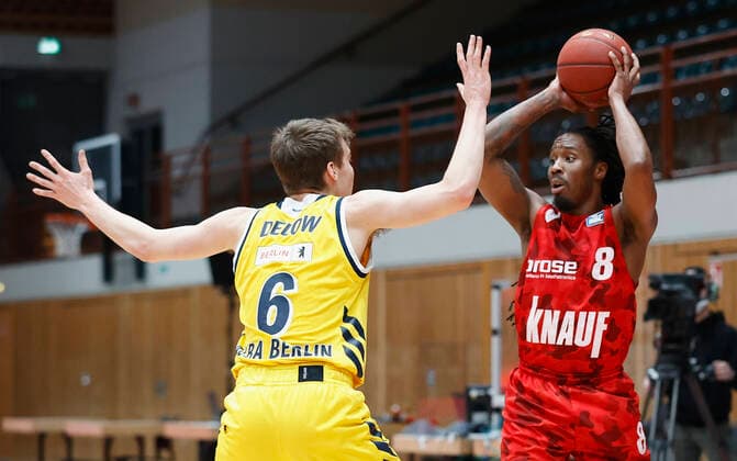 02.05.2021, Basketball, BBL 2020 2021, 32. Spieltag, s.Oliver Wuerzburg - ALBA BERLIN, GER, Wuerzburg, s.Oliver Arena, Bild: v. li. Malte Delow (ALBA BERLIN) und Robert Lowery (s.Oliver Wuerzburg) Copyright: HMBxMedia xHeikoxBecker