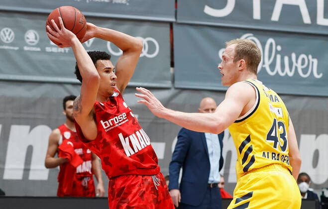 02.05.2021, Basketball, BBL 2020 2021, 32. Spieltag, s.Oliver Wuerzburg - ALBA BERLIN, GER, Wuerzburg, s.Oliver Arena, Bild: v. li. Tyson Ward (s.Oliver Wuerzburg) und Luke Sikma (ALBA BERLIN) Copyright: HMBxMedia xHeikoxBecker