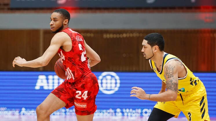02.05.2021, Basketball, BBL 2020 2021, 32. Spieltag, s.Oliver Wuerzburg - ALBA BERLIN, GER, Wuerzburg, s.Oliver Arena, Bild: v. li. Cameron Hunt (s.Oliver Wuerzburg) und Peyton Siva (ALBA BERLIN) Copyright: HMBxMedia xHeikoxBecker