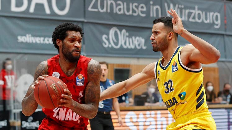 02.05.2021, Basketball, BBL 2020 2021, 32. Spieltag, s.Oliver Wuerzburg - ALBA BERLIN, GER, Wuerzburg, s.Oliver Arena, Bild: v. li. Perry Jones III (s.Oliver Wuerzburg) und Johannes Thiemann (ALBA BERLIN) Copyright: HMBxMedia xHeikoxBecker