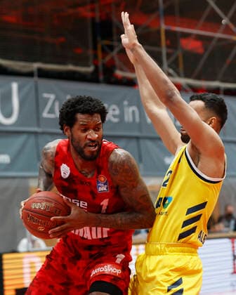 02.05.2021, Basketball, BBL 2020 2021, 32. Spieltag, s.Oliver Wuerzburg - ALBA BERLIN, GER, Wuerzburg, s.Oliver Arena, Bild: v. li. Perry Jones III (s.Oliver Wuerzburg) und Johannes Thiemann (ALBA BERLIN) Copyright: HMBxMedia xHeikoxBecker