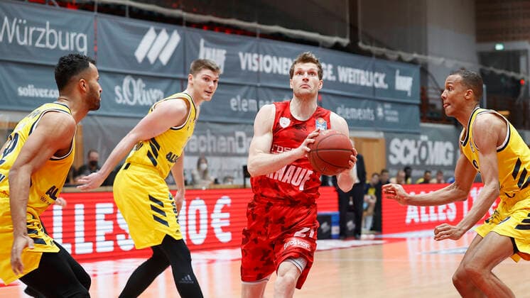02.05.2021, Basketball, BBL 2020 2021, 32. Spieltag, s.Oliver Wuerzburg - ALBA BERLIN, GER, Wuerzburg, s.Oliver Arena, Bild: v. li. Johannes Thiemann (ALBA BERLIN), Ben Lammers (ALBA BERLIN), Florian Koch (s.Oliver Wuerzburg) und Louis Olinde (ALBA BERLIN) Copyright: HMBxMedia xHeikoxBecker