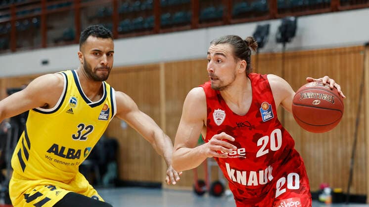 02.05.2021, Basketball, BBL 2020 2021, 32. Spieltag, s.Oliver Wuerzburg - ALBA BERLIN, GER, Wuerzburg, s.Oliver Arena, Bild: v. li. Johannes Thiemann (ALBA BERLIN) und Julian Albus (s.Oliver Wuerzburg) Copyright: HMBxMedia xHeikoxBecker