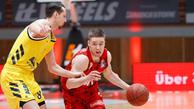 02.05.2021, Basketball, BBL 2020 2021, 32. Spieltag, s.Oliver Wuerzburg - ALBA BERLIN, GER, Wuerzburg, s.Oliver Arena, Bild: v. li. Marcus Eriksson (ALBA BERLIN) und Nils Hassfurther (s.Oliver Wuerzburg) Copyright: HMBxMedia xHeikoxBecker