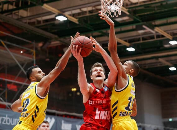 02.05.2021, Basketball, BBL 2020 2021, 32. Spieltag, s.Oliver Wuerzburg - ALBA BERLIN, GER, Wuerzburg, s.Oliver Arena, Bild: v. li. Johannes Thiemann (ALBA BERLIN), Florian Koch (s.Oliver Wuerzburg) und Louis Olinde (ALBA BERLIN) Copyright: HMBxMedia xHeikoxBecker