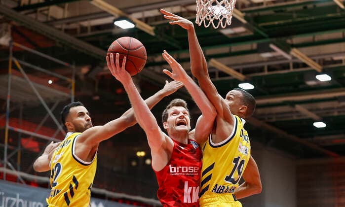 02.05.2021, Basketball, BBL 2020 2021, 32. Spieltag, s.Oliver Wuerzburg - ALBA BERLIN, GER, Wuerzburg, s.Oliver Arena, Bild: v. li. Johannes Thiemann (ALBA BERLIN), Florian Koch (s.Oliver Wuerzburg) und Louis Olinde (ALBA BERLIN) Copyright: HMBxMedia xHeikoxBecker