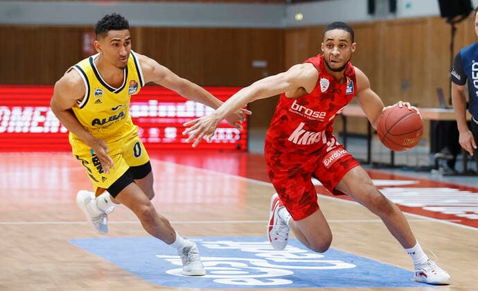 Sport Bilder des Tages 02.05.2021, Basketball, BBL 2020 2021, 32. Spieltag, s.Oliver Wuerzburg - ALBA BERLIN, GER, Wuerzburg, s.Oliver Arena, Bild: v. li. Maodo Lo (ALBA BERLIN) und Cameron Hunt (s.Oliver Wuerzburg) Copyright: HMBxMedia xHeikoxBecker
