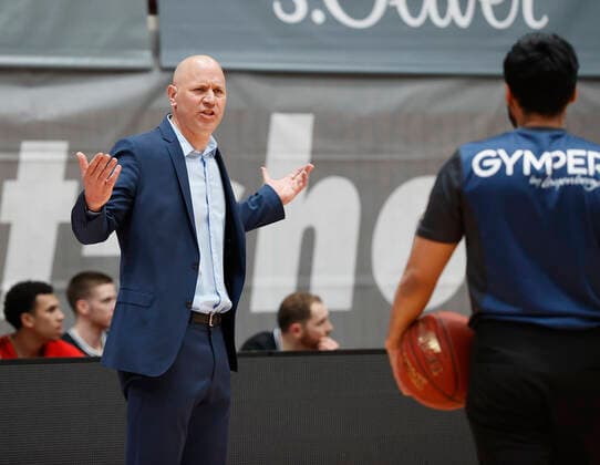 02.05.2021, Basketball, BBL 2020 2021, 32. Spieltag, s.Oliver Wuerzburg - ALBA BERLIN, GER, Wuerzburg, s.Oliver Arena, Bild: v. li. Headcoach Denis Wucherer (s.Oliver Wuerzburg) in Diskussion mit Schiedrichtet Kattur Radeesh Copyright: HMBxMedia xHeikoxBecker