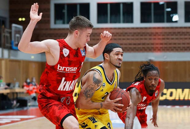 02.05.2021, Basketball, BBL 2020 2021, 32. Spieltag, s.Oliver Wuerzburg - ALBA BERLIN, GER, Wuerzburg, s.Oliver Arena, Bild: v. li. Nils Hassfurther (s.Oliver Wuerzburg), Peyton Siva (ALBA BERLIN) und Robert Lowery (s.Oliver Wuerzburg) Copyright: HMBxMedia xHeikoxBecker