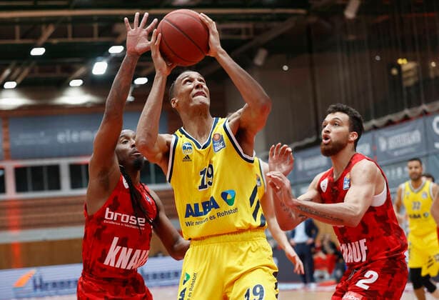 02.05.2021, Basketball, BBL 2020 2021, 32. Spieltag, s.Oliver Wuerzburg - ALBA BERLIN, GER, Wuerzburg, s.Oliver Arena, Bild: v. li. Robert Lowery (s.Oliver Wuerzburg), Louis Olinde (ALBA BERLIN) und Brekkott Chapman (s.Oliver Wuerzburg) Copyright: HMBxMedia xHeikoxBecker