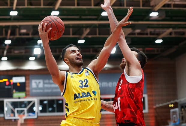 02.05.2021, Basketball, BBL 2020 2021, 32. Spieltag, s.Oliver Wuerzburg - ALBA BERLIN, GER, Wuerzburg, s.Oliver Arena, Bild: v. li. Johannes Thiemann (ALBA BERLIN) und Brekkott Chapman (s.Oliver Wuerzburg) Copyright: HMBxMedia xHeikoxBecker