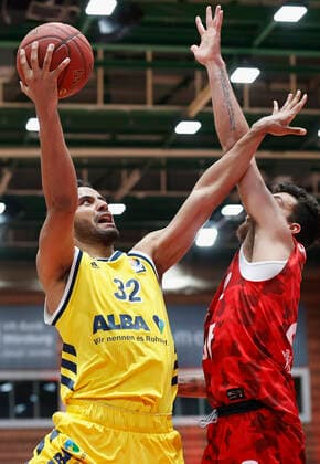 02.05.2021, Basketball, BBL 2020 2021, 32. Spieltag, s.Oliver Wuerzburg - ALBA BERLIN, GER, Wuerzburg, s.Oliver Arena, Bild: v. li. Johannes Thiemann (ALBA BERLIN) und Brekkott Chapman (s.Oliver Wuerzburg) Copyright: HMBxMedia xHeikoxBecker