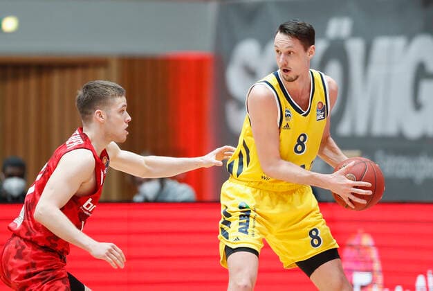 02.05.2021, Basketball, BBL 2020 2021, 32. Spieltag, s.Oliver Wuerzburg - ALBA BERLIN, GER, Wuerzburg, s.Oliver Arena, Bild: v. li. Nils Hassfurther (s.Oliver Wuerzburg) und Marcus Eriksson (ALBA BERLIN) Copyright: HMBxMedia xHeikoxBecker