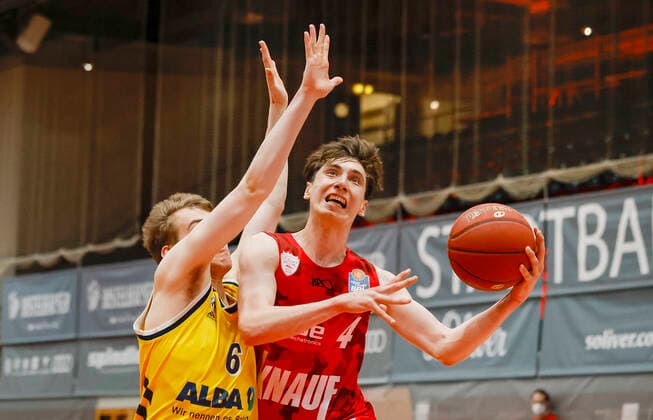 02.05.2021, Basketball, BBL 2020 2021, 32. Spieltag, s.Oliver Wuerzburg - ALBA BERLIN, GER, Wuerzburg, s.Oliver Arena, Bild: v. li. Malte Delow (ALBA BERLIN) und Julius Boehmer (s.Oliver Wuerzburg) Copyright: HMBxMedia xHeikoxBecker