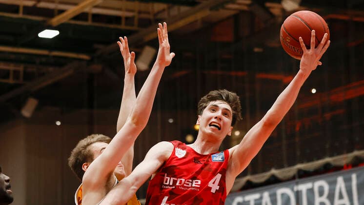 02.05.2021, Basketball, BBL 2020 2021, 32. Spieltag, s.Oliver Wuerzburg - ALBA BERLIN, GER, Wuerzburg, s.Oliver Arena, Bild: v. li. Malte Delow (ALBA BERLIN) und Julius Boehmer (s.Oliver Wuerzburg) Copyright: HMBxMedia xHeikoxBecker