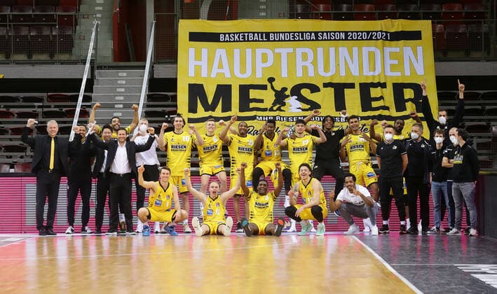 Ludwigsburg , Basketball easyCredit BBL Bundesliga , MHP RIESEN Ludwigsburg vs. Telekom Baskets Bonn , jubel Ludwigsburg