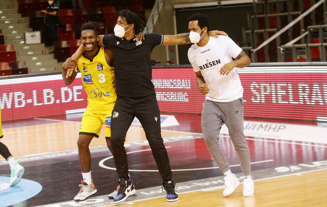 Ludwigsburg , Basketball easyCredit BBL Bundesliga , MHP RIESEN Ludwigsburg vs. Telekom Baskets Bonn , Jubel Ludwigsburg , von links: Jaleen Smith ( Desi Rodriguez Barry Brown
