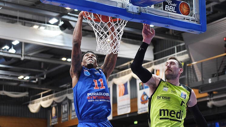Basketball, 1. Bundesliga, Saison 2020 2021, 32. Spieltag, SYNTAINICS MBC (Mitteldeutscher Basketball Club Weissenfels) vs. medi bayreuth (02.05.2021) Kyndahl Hill (MBC Weissenfels, Rueckennummer Nummer 11) beim Dunk gegen Matthew Tiby (medi Bayreuth, Rueckennummer 15) beim Spiel Weißenfels gegen Bayreuth (02.05.2021) Weißenfels Sachsen-Anhalt Deutschland Stadthalle Weißenfels