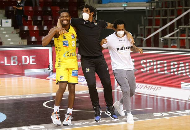 Ludwigsburg , Basketball easyCredit BBL Bundesliga , MHP RIESEN Ludwigsburg vs. Telekom Baskets Bonn , Jubel Ludwigsburg , von links: Jaleen Smith ( Desi Rodriguez Barry Brown