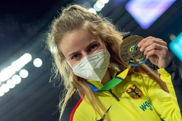 Bilder des Jahres 2021, Sport 05 Mai Sport Themen der Woche KW17 Sport Bilder des Tages 2nd May 2021; Silesian Stadium, Chorzow, Poland; World Athletics Relays 2021. Day 2; German athlete Anne Wiegold shows her gold medal as she celebrates winning the mixed hurdles  ActionPlus12285908 ChrisxCooper