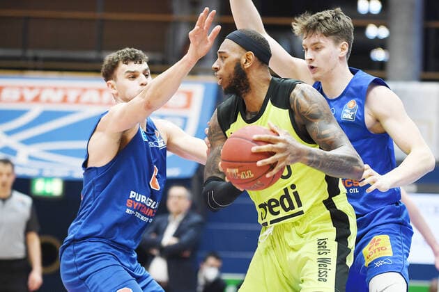 Basketball, 1. Bundesliga, Saison 2020 2021, 32. Spieltag, SYNTAINICS MBC (Mitteldeutscher Basketball Club Weissenfels) vs. medi bayreuth (02.05.2021) Dererk Pardon (medi Bayreuth, Rueckennummer 100) (Mitte) am Ball gegen Marko Krstanovic (MBC Weissenfels, Rueckennummer Nummer 6) (li.) und Robin Danes (MBC Weissenfels, Rueckennummer Nummer 18) (re.) beim Spiel Weißenfels gegen Bayreuth (02.05.2021) Weißenfels Sachsen-Anhalt Deutschland Stadthalle Weißenfels