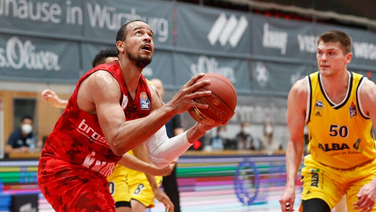 02.05.2021, Basketball, BBL 2020 2021, 32. Spieltag, s.Oliver Wuerzburg - ALBA BERLIN, GER, Wuerzburg, s.Oliver Arena, Bild: v. li. Alex King (s.Oliver Wuerzburg) und Ben Lammers (ALBA BERLIN) Copyright: HMBxMedia xHeikoxBecker