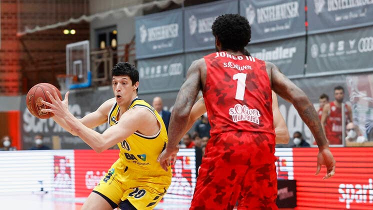 02.05.2021, Basketball, BBL 2020 2021, 32. Spieltag, s.Oliver Wuerzburg - ALBA BERLIN, GER, Wuerzburg, s.Oliver Arena, Bild: v. li. Simone Fontecchio (ALBA BERLIN) und Perry Jones III (s.Oliver Wuerzburg) Copyright: HMBxMedia xHeikoxBecker