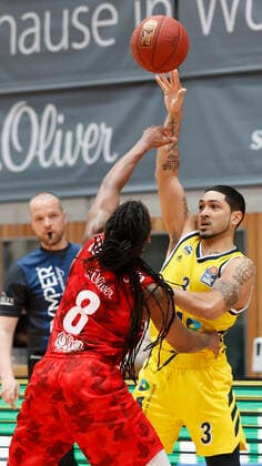 02.05.2021, Basketball, BBL 2020 2021, 32. Spieltag, s.Oliver Wuerzburg - ALBA BERLIN, GER, Wuerzburg, s.Oliver Arena, Bild: v. li. Robert Lowery (s.Oliver Wuerzburg) und Peyton Siva (ALBA BERLIN) Copyright: HMBxMedia xHeikoxBecker