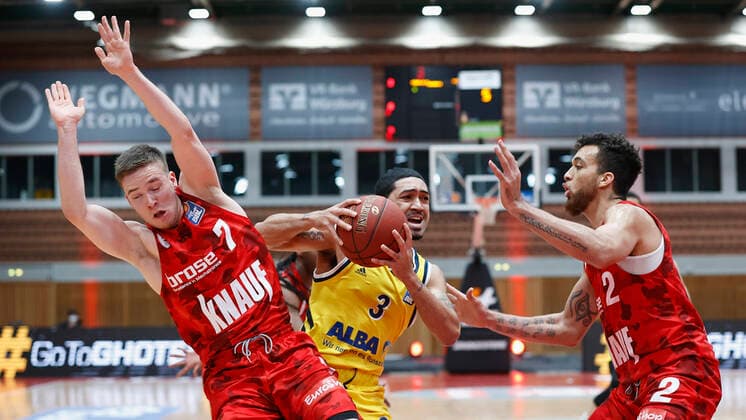 02.05.2021, Basketball, BBL 2020 2021, 32. Spieltag, s.Oliver Wuerzburg - ALBA BERLIN, GER, Wuerzburg, s.Oliver Arena, Bild: v. li. Nils Hassfurther (s.Oliver Wuerzburg), Peyton Siva (ALBA BERLIN) und Brekkott Chapman (s.Oliver Wuerzburg) Copyright: HMBxMedia xHeikoxBecker