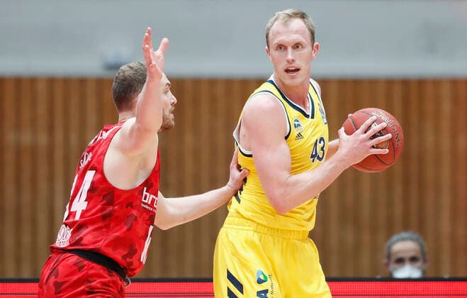 02.05.2021, Basketball, BBL 2020 2021, 32. Spieltag, s.Oliver Wuerzburg - ALBA BERLIN, GER, Wuerzburg, s.Oliver Arena, Bild: v. li. Felix Hoffmann (s.Oliver Wuerzburg) und Luke Sikma (ALBA BERLIN) Copyright: HMBxMedia xHeikoxBecker