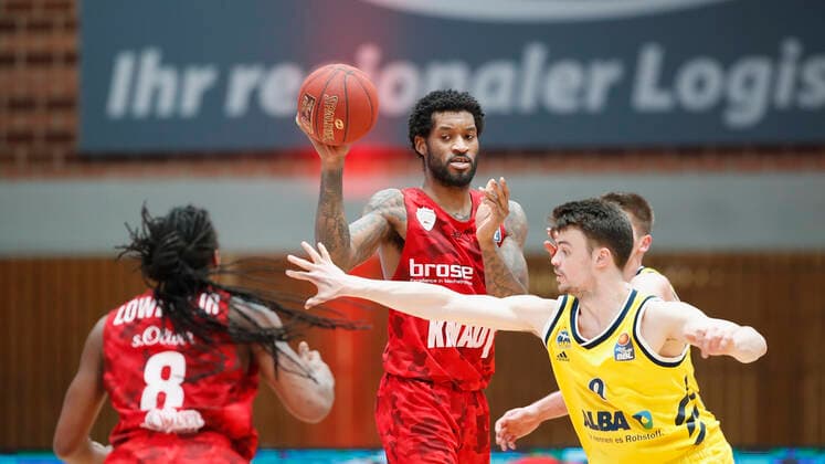 02.05.2021, Basketball, BBL 2020 2021, 32. Spieltag, s.Oliver Wuerzburg - ALBA BERLIN, GER, Wuerzburg, s.Oliver Arena, Bild: v. li. Perry Jones III (s.Oliver Wuerzburg) Copyright: HMBxMedia xHeikoxBecker