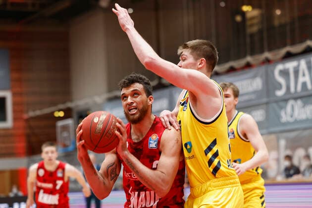 02.05.2021, Basketball, BBL 2020 2021, 32. Spieltag, s.Oliver Wuerzburg - ALBA BERLIN, GER, Wuerzburg, s.Oliver Arena, Bild: v. li. Brekkott Chapman (s.Oliver Wuerzburg) und Ben Lammers (ALBA BERLIN) Copyright: HMBxMedia xHeikoxBecker