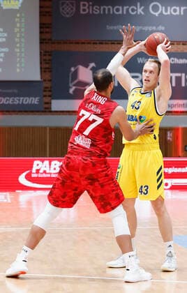 02.05.2021, Basketball, BBL 2020 2021, 32. Spieltag, s.Oliver Wuerzburg - ALBA BERLIN, GER, Wuerzburg, s.Oliver Arena, Bild: v. li. Alex King (s.Oliver Wuerzburg) und Luke Sikma (ALBA BERLIN) Copyright: HMBxMedia xHeikoxBecker