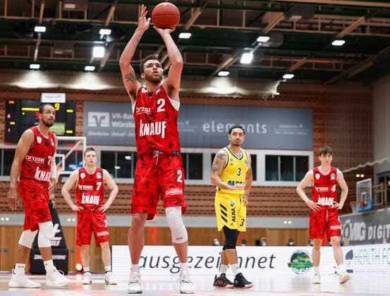 02.05.2021, Basketball, BBL 2020 2021, 32. Spieltag, s.Oliver Wuerzburg - ALBA BERLIN, GER, Wuerzburg, s.Oliver Arena, Bild: v. li. Brekkott Chapman (s.Oliver Wuerzburg) Copyright: HMBxMedia xHeikoxBecker